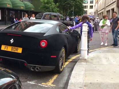 Un conductor forra de terciopelo su Ferrari