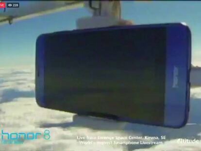 El vídeo de un ‘smartphone’ a 18.000 metros de altura