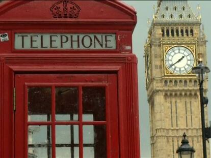 Una cabina de teléfono de Londres, junto al Big Ben.