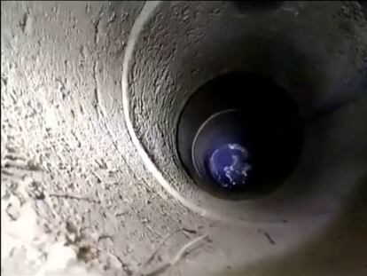 Los bomberos rescatan a un niño atrapado en un pozo en China