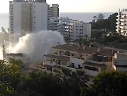 La rotura de una tubería causa un auténtico tsunami en Benalmádena