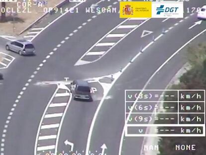 Un conductor se salta un stop en una carretera convencional.