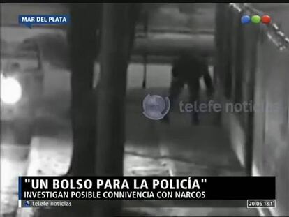 Una cámara de seguridad capta un presunto pago de sobornos a la policía de Buenos Aires.