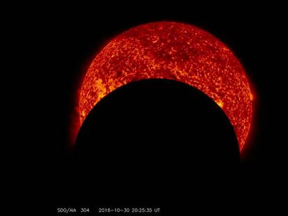 Las imágenes muestran un eclipse solar parcial.