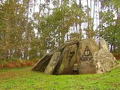 Un dolmen de Vigo con un grafiti relacionado con Harry Potter.