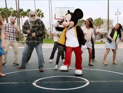 Vídeo conmemorativo de Disney del cumpleaños de Mickey Mouse.
