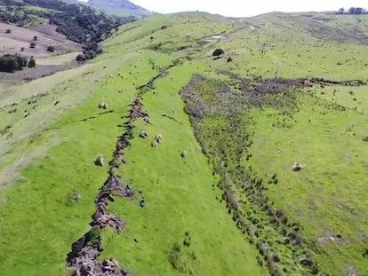 Grieta que ha aparecido sobre la falla de Kekerengu, en Nueva Zelanda, tras el terremoto del pasado 14 de noviembre.