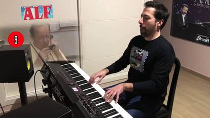 El pianista Alberto de Paz, mientras toca la sintonía de 'Alf'.
