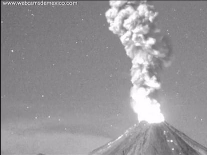 El 'Volcán de Fuego', en la región mexicana de Colima, tras entrar en erupción.