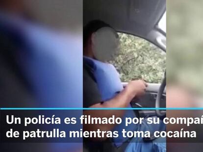 Así consume cocaína un policía argentino en pleno servicio