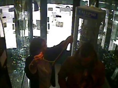 Un fotograma del vídeo grabado por la cámara de seguridad de la joyería.