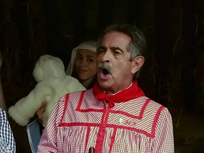 El presidente de Cantabria durante la interpretación de la canción navideña.