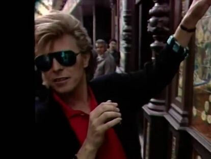 David Bowie tomándose una 'relaxing beer' en la Plaza Mayor de Madrid