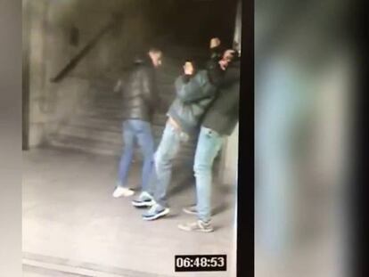 Dos jóvenes roban a un hombre en Metro de Madrid.