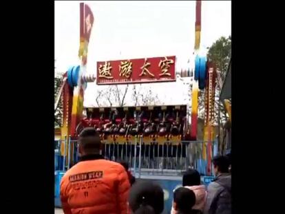 Muere una adolescente en China tras salir despedida de una atracción de feria