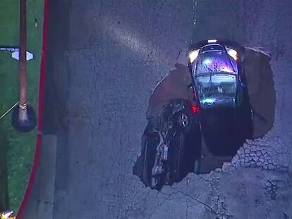 Los dos vehículos accidentados en un socavón en Los Angeles.