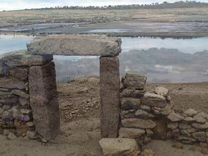 Parte de las ruinas del pueblo de Argusino, inundado desde hace 50 años.