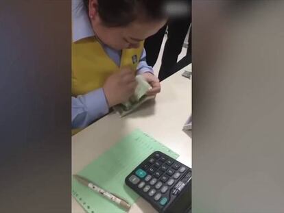 La mujer que cuenta billetes tan rápido como una máquina