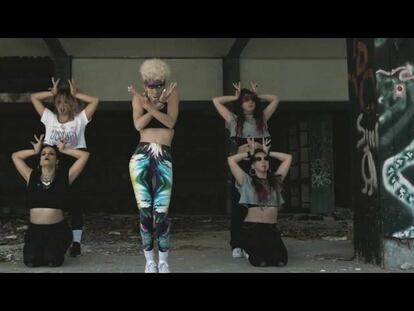 Estrenamos el videoclip de Mueveloreina: bailarines futuristas en un mundo sin agua