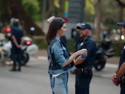 Anatomía de un disparate: el anuncio para Pepsi de Kendall Jenner, plano a plano