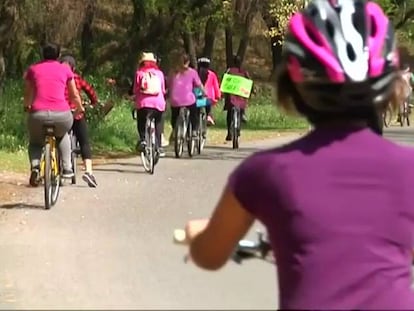 Las mujeres pakistaníes reivindican su libertad a golpe de pedales