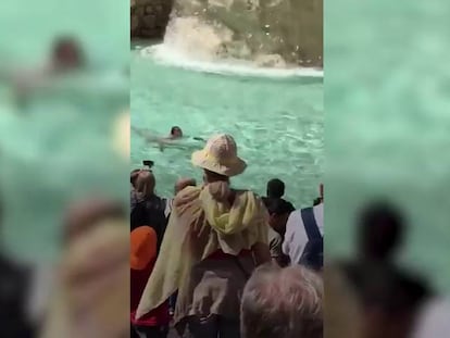 Un hombre se baña desnudo ante decenas de turistas en la Fontana de Trevi