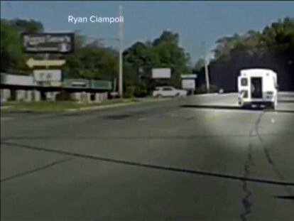 Momento en el que se abre la puerta de un autobús escolar en Arkansas, EE UU, y cae una niña a la carretera.