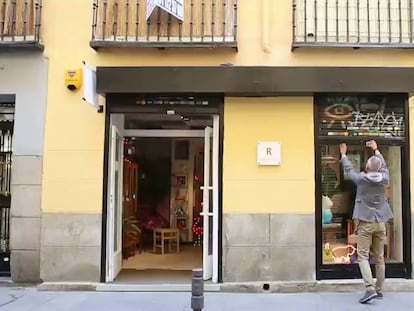 Cómo suena el cierre metálico de una tienda en el centro de Madrid.