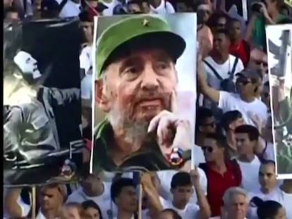 Un hombre con una bandera de EE UU irrumpe en la marcha del Día del Trabajador en La Habana