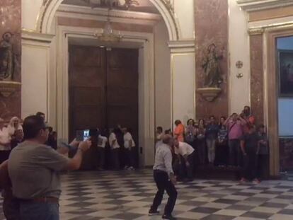 Captura del vídeo grabado desde el interior de la Basílica de Valencia.