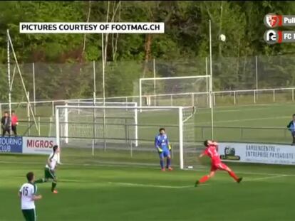 Momento en el que el jugador suizo Adrien Gulfo iba a marcar en propia meta.
