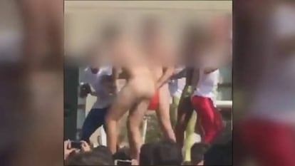 La 'subasta de novatos', a plena luz del día en el recinto universitario.