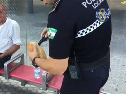 Un policía local de Sevilla hace un bocata a un indigente que estaba desfallecido en la calle