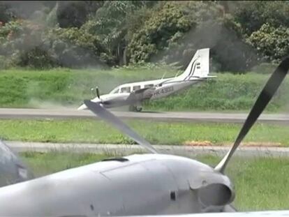 Una avioneta aterriza con el morro pegado a la pista, en Medellín.