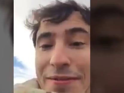 Vídeo de dos civiles sobre un tanque donde lanzan amenzas a Carles Puigdemont y Pablo Iglesias.