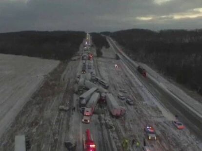 Un dron capta un accidente múltiple en una autopista estadounidense en pleno temporal