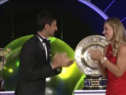 Novak Djokovic y Angelique Kerber bailan en la gala de cierre de Wimbledon.