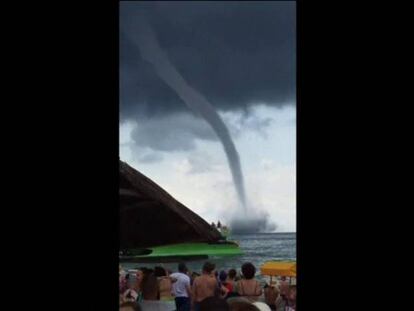 Una manga de agua sorprende a los turistas en una playa