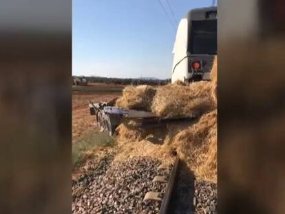 Un tren parte por la mitad a un camión en Málaga y deja cinco heridos
