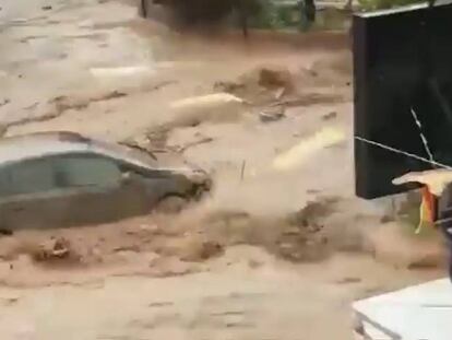 Un coche es arrastrado por la fuerza del agua en Cebolla (Toledo).