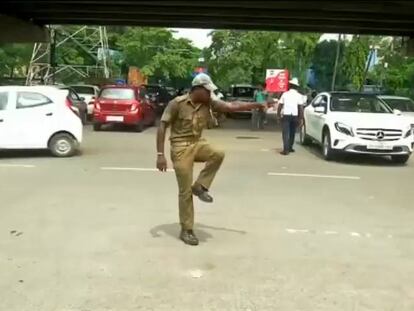 Un agente de policía en La India controla el tráfico con movimientos de baile
