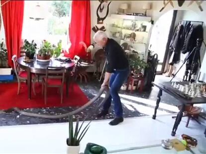 Philippe Gillet en su domicilio.