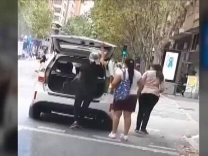 En la captura del vídeo, las presuntas ladronas en pena acción.