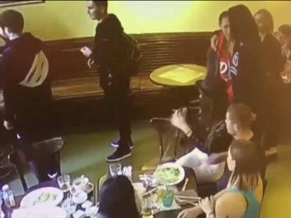 Dos futbolistas rusos agreden a un funcionario en un café en Moscú