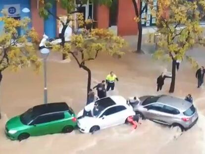 El rescate de dos mujeres atrapadas debajo de un coche en Tarragona por las lluvias