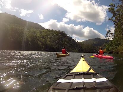 Navegando por el río Navia