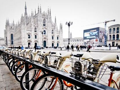 Bicicletas públicas en la plaza del Duomo de Milán.