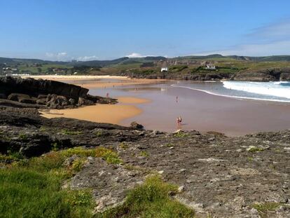 La playa de Cuberris, en Bareyo (Cantabria).