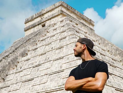 Enrique Álex junto al templo de Kukulkán, en el sitio arqueológico maya-tolteca de Chichén Itzá, en la península de Yucatán (México).