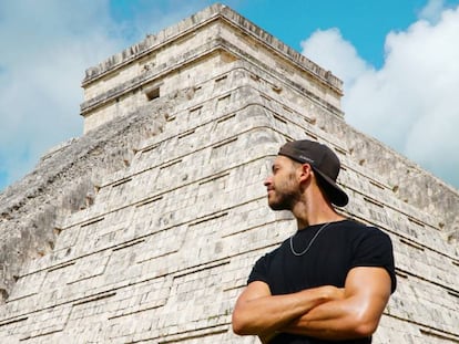 Enrique Álex junto al templo de Kukulkán, en el sitio arqueológico maya-tolteca de Chichén Itzá, en la península de Yucatán (México).